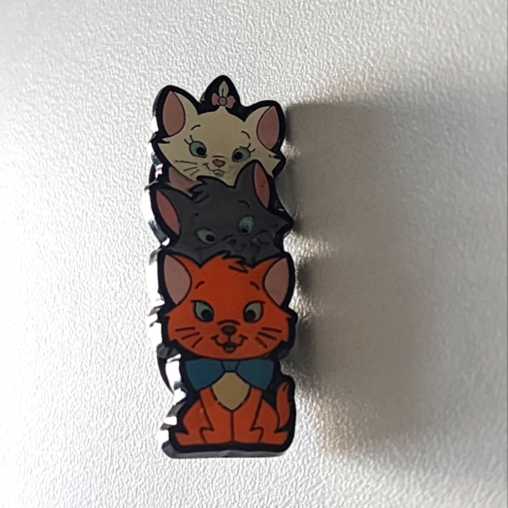 Disney kitty pin